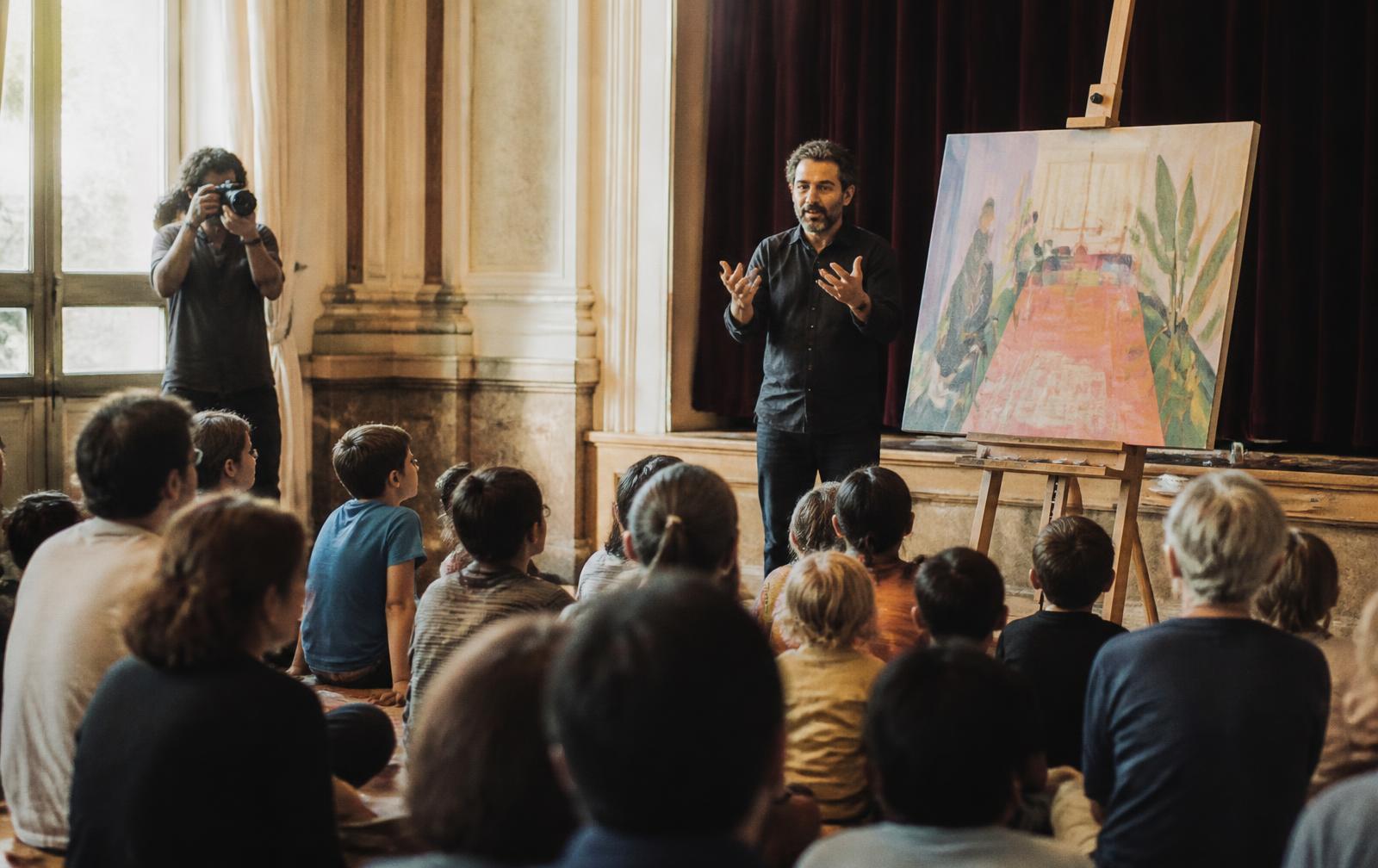 O oportunitate de a prezenta munca și identitatea profesională unui public mai larg.